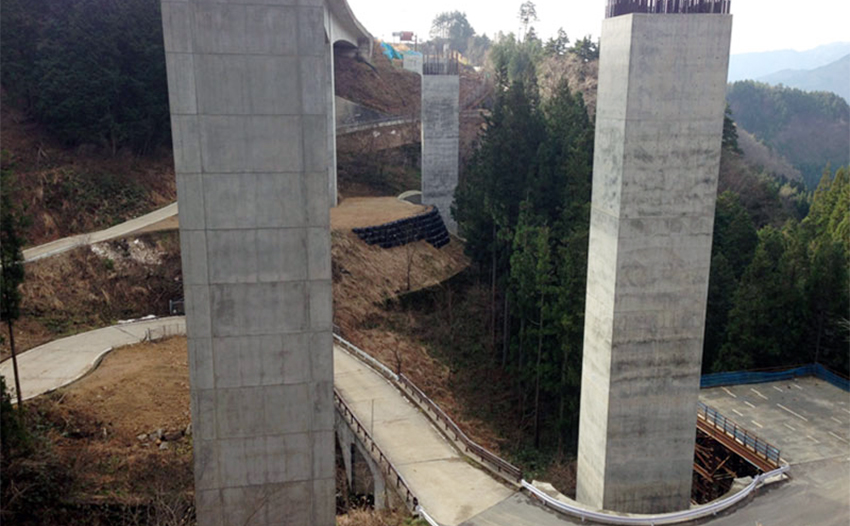 Tokai-hokuriku Expressway  Soyogi bridge and other bridge (construction of lower part)