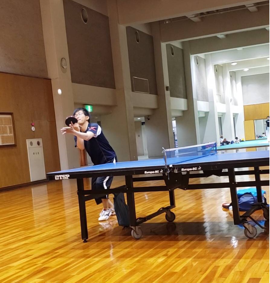 高校の友人と卓球をしている写真です。